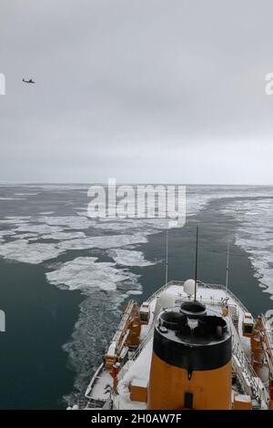Küstenwache-Cutter die Polar-Star-Crew und eine russische Flugzeugcrew patrouillierten Mitte Januar auf der Beringsee-Grenzlinie zwischen Russland und den Vereinigten Staaten. Der 45-jährige schwere Eisbrecher ist für eine monatelange Patrouille unterwegs, um die nationalen Sicherheitsziele in den Gewässern Alaskas und in die Arktis zu unterstützen, einschließlich entlang der Seegrenze zwischen den Vereinigten Staaten und Russland. - Stockfoto