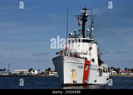 Küstenwache Cutter Resolute (WMEC-620) Besatzungsmitglieder nähern sich nach einer 42-tägigen Patrouille in der Karibik am 14. Januar 2020 dem Hafen an. Resolute rettete 110 Migranten, die zurück nach Cap Haitian, Haiti, gebracht wurden, und führte zahlreiche Überweisungen von Schmuggelware und Gefangenen auf See mit anderen Oberflächengütern der US-Küstenwache und der Marine durch, um eine rechtzeitige Entsorgung zahlreicher Fälle sicherzustellen. Stockfoto