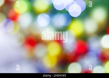 Verschwommene Hintergründe aus buntem Licht, geschmückt mit Weihnachtsbaum und Neujahrsfest. Speicherplatz kopieren. Stockfoto