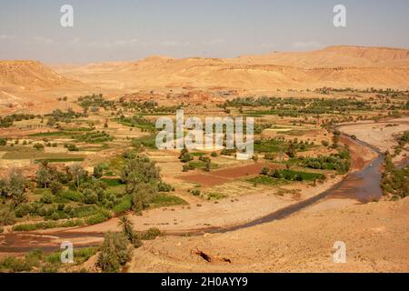 Landschaft und Landschaft in der Nähe der Stadt Asni ist eine kleine Stadt in den Ausläufern des Hohen Atlas in der Nähe von Marrakesch, Marokko. Stockfoto