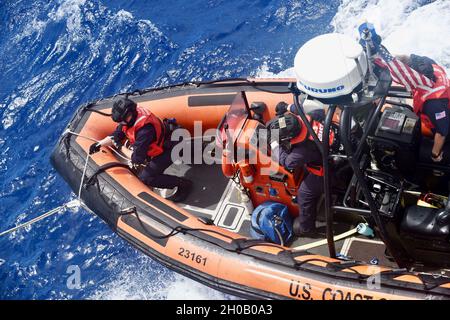 Alexandra Hartman, Kleinoffizier der US-Küstenwache der 3. Klasse, bereitet sich darauf vor, die Haltegurte auf einem der kleinen Boote der USCGC Stone (WMSL 758) freizugeben, um am 14. Januar 2021 vor der Küste Nordbrasiliens zu starten. Der Stone führte eine Ausbildung mit dem brasilianischen Marineschiff Guaiba durch und teilte Rettungsmethoden und Strafverfolgungsmethoden. Stockfoto