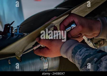 Ein Waffenlader des 57. Wartungsgeschwaders tritt am 14. Januar 2021 in einem Waffenlader-Team des Jahres auf dem Luftwaffenstützpunkt Nellis, Nevada, an. Der Wettbewerb wurde mit einer Vielzahl von Flugzeug- und Flugzeugwartungseinheiten durchgeführt. Stockfoto