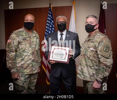 Brig. General Shan Bagby, Kommandant, Brooke Army Medical Center, Links, und Command Sgt. Maj. Thurman Reynolds, ganz rechts, stellt dem pensionierten Oberst der Armee (Dr.) eine Dankesurkunde vor. Kenneth Kemp, Arzt für Lungen- und Intensivmedizin des BAMC und ordinierter Baptistenminister, 14. Januar 2021. Kemp war der Hauptredner für die virtuelle Befolgung des Dr. Martin Luther King Jr. Day durch BAMC. Stockfoto