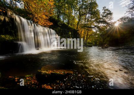 Sgwd Ddwli Uchaf (Upper Gushing Falls) am Fluss Neath in der Gegend, die als Waterfall Country in der Nähe von Pontneddfechan, South Wales, Großbritannien, bekannt ist Stockfoto