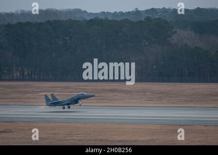 Ein F-15E Strike Eagle aus dem 333rd Fighter Squadron hebt am 14. Januar 2021 auf der Seymour Johnson Air Force Base, North Carolina, ab. Der Navigationsbereich der Strike Eagles enthält ein Radar, das dem Piloten das sichere Fliegen in sehr niedriger Höhe ermöglicht, indem er auf einem Heads-Up-Display angezeigte Signale verfolgt. Stockfoto