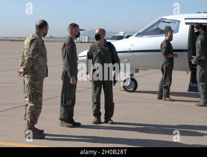 Chief Master Sgt. Daniel Weimer, links, Kommandochef des 56. Kampfflügels und Brig. General Gregory Kreuder, Mitte, 56. FW-Kommandant, begrüßt General Jeff Harrigian, US-Luftstreitkräfte in Europa und Kommandant der Luftstreitkräfte in Afrika, 14. Januar 2021, auf der Luke Air Force Base, Arizona. Während seines Besuchs engagierte sich Harrigian mit Airmen der 56. FW für ein operatives Update der internationalen Kampftrainingsmission des Flügels. Luke AFB bildet F-35A Lightning II und F-16 Kampfpiloten von Falcon aus mehreren Partnerländern aus. Stockfoto