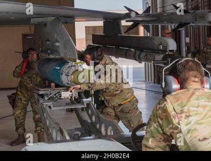 Flieger des 849. Flugzeugwartungsgeschwaders laden eine inerte Bombe auf eine F-16 Viper, 14. Januar 2021, auf der Holloman Air Force Base, New Mexico. Beiträge des 849. AMXS und anderer Einheiten halfen der 49. Wartungsgruppe, die 2020 Air Education and Training Command Major General Clements McMullen Weapons System Maintenance Daedalian Trophy zu gewinnen. Stockfoto