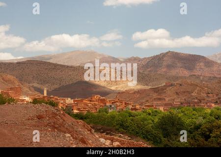 Landschaft und Landschaft in der Nähe der Stadt Asni ist eine kleine Stadt in den Ausläufern des Hohen Atlas in der Nähe von Marrakesch, Marokko. Stockfoto