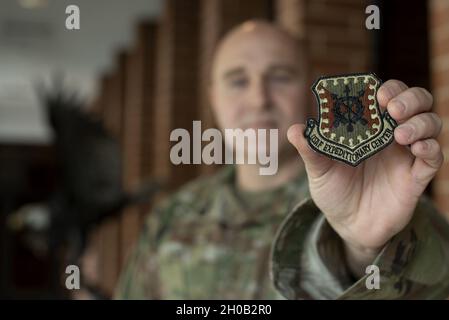 Chief Master Sgt. Anthony W. Green, Kommandochef des US Air Force Expeditionary Center, zeigt am 14. Januar 2021 im Hauptquartier des USAF Expeditionary Center auf der Joint Base McGuire-Dix-Lakehurst, New Jersey, seinen neuen Gerätepatch. Green trat im November 2020 als neuer Kommandochef dem Team des USAF Expeditionary Center bei. Stockfoto