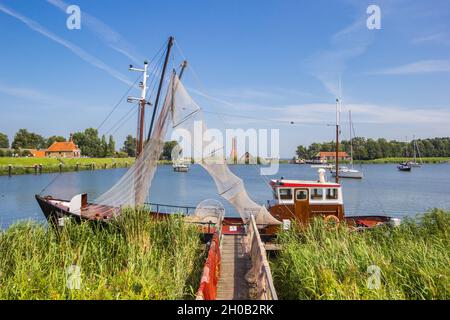 Fischerboot an einem Steg in der historischen Stadt Enkhuizen, Niederlande Stockfoto