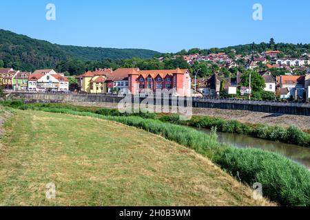 Stadtlandschaft mit dem Fluss Tarnava Mare und Wohnblöcken im Zentrum von Sighisoara, in Siebenbürgen (Transsilvania), Rumänien, in sonniger Umgebung Stockfoto