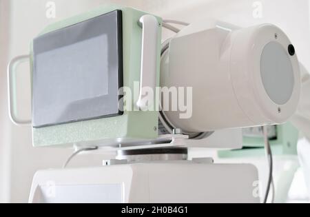 Röntgengerät in einer Klinik Radiologie Abteilung. Moderne Diagnostik in einem Krankenhaus. Stockfoto