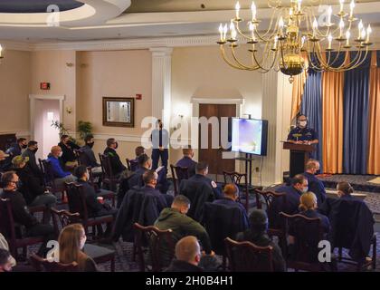 LT. Brian Hillman, der Leiter der Operation Section bei der Enhanced Mobile Incident Command Post, spricht während eines Briefs der Küstenwache 2021 zur Einweihung bei der Joint Base Anacostia-Bolling, Washington, 15. Januar 2021, mit Mitarbeitern mehrerer Agenturen. Am 24. September 2018 bezeichnete das Ministerium für Heimatsicherheit die Amtseinführung des Präsidenten als ein wiederkehrendes nationales Sondersicherheitsereignis. Ereignisse können als NSSE bezeichnet werden, wenn sie den vollen Schutz, das Vorfallsmanagement und die Terrorismusbekämpfung der Bundesregierung gewährleisten. Stockfoto