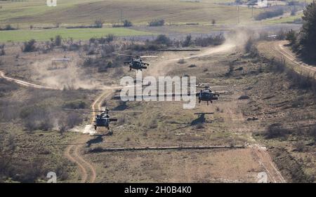 KILKIS, Griechenland – Piloten des 5. Bataillons, des 101. Luftfahrtregiments, „Eagle Assault“ transportieren hellenische Streitkräfte während eines gemeinsamen Trainingsszenarios hier am 15. Januar. In Echtzeit vermittelte Szenarien verbessern die Fähigkeit der NATO, eine integrierte multinationale Planung durchzuführen, verbessern die Interoperabilität und verhindern Aggressionen in der Schwarzmeerregion. Stockfoto