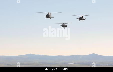 KILKIS, Griechenland – Piloten des 5. Bataillons, des 101. Luftfahrtregiments, „Eagle Assault“ transportieren hellenische Streitkräfte während eines gemeinsamen Trainingsszenarios hier am 15. Januar. In Echtzeit vermittelte Szenarien verbessern die Fähigkeit der NATO, eine integrierte multinationale Planung durchzuführen, verbessern die Interoperabilität und verhindern Aggressionen in der Schwarzmeerregion. Stockfoto