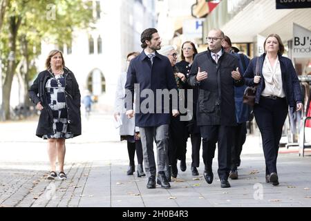 Prinz Carl Philip und Kreisgouverneur Carl Fredrik Graf gingen am 12. Oktober 2021 zur Stadtmission in Linkoping, Schweden. Der Prinz ist auf einem eintägigen Besuch in Ostergotland. Foto: Stefan Jerrevang / TT-Code 60160 Stockfoto