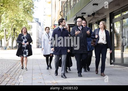 Prinz Carl Philip und Kreisgouverneur Carl Fredrik Graf gingen am 12. Oktober 2021 zur Stadtmission in Linkoping, Schweden. Der Prinz ist auf einem eintägigen Besuch in Ostergotland. Foto: Stefan Jerrevang / TT-Code 60160 Stockfoto