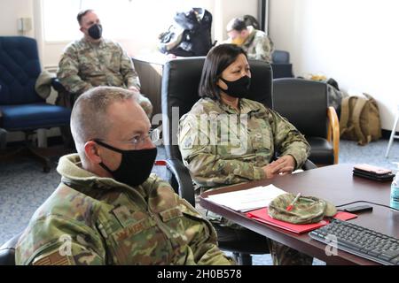 US Air Force Brig. General Wayne McCaughey, links, Direktor des gemeinsamen Stabs der New Jersey National Guard (NJNG), und US-Armeekolonin Lisa J. Hou, Interims-Adjutant General, NJNG, werden über die Mission zur Unterstützung des Capitol, Washington, DC, am 15. Januar 2021 informiert. Soldaten der Nationalgarde und Luftwaffe aus mehreren Bundesstaaten sind nach Washington gereist, um die Bundes- und Bezirksbehörden im Vorderen der 59. Amtseinführung des Präsidenten zu unterstützen. Stockfoto