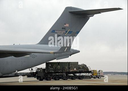 US-Luftwaffe, die dem 89. Aerial Port Squadron, 89. Flügel, zugewiesen wurde, entladen Fracht von einem C-17 Globemaster, der vom 172. Luftlift-Flügel, Mississippi National Guard, auf der Joint Base Andrews, Maryland, geflogen wurde, 15. Januar 2021. Soldaten der Nationalgarde und Luftwaffe aus mehreren Bundesstaaten sind nach Washington gereist, um die Bundes- und Bezirksbehörden im Vorderen der 59. Amtseinführung des Präsidenten zu unterstützen. Stockfoto