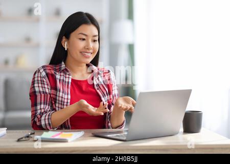 Telekonferenz-Konzept. Junge Asiatische Frau Macht Video-Anruf Auf Laptop Zu Hause Stockfoto