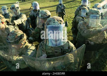 Mitglieder der 174. Air Defense Artillery Brigade trainieren am 15. Januar 2021 im Camp Sherman Joint Training Center in Chilicothe, Ohio. Die Soldaten bereiteten sich auf ihre Bereitschaftsmission zum Schutz von Ohio, seinen Bürgern und öffentlichen Gebäuden und Eigentum vor, um mögliche öffentliche Demonstrationen im Zusammenhang mit der Amtseinführung des US-Präsidenten am 20. Januar zu erwarten. Stockfoto