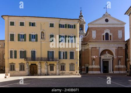 Kathedrale San Settimio achtzehnten Jahrhundert und Palazzo Ballani, Jesi, Marken, Italien, Europa Stockfoto