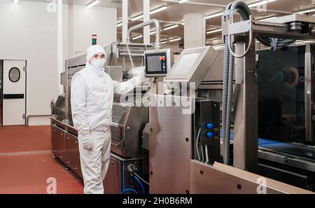 Linie für die Produktion von Halbfabrikaten.Fabrik für die Produktion von Lebensmitteln aus Fleisch.Förderband Food.automatisierte Produktionslinie in Mo Stockfoto