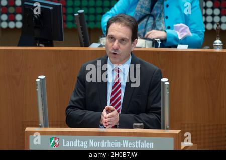 Düsseldorf, Deutschland. Oktober 2021. Christian LOOSE, AfD-Fraktion, debattiert in seiner Rede zum Thema: "Die Auswirkungen der Sozialisierung, die bisher im Herkunftsland erlebt wurde, müssen im Hinblick auf die Integrationsarbeit genauer untersucht werden." 2021, Quelle: dpa/Alamy Live News Stockfoto