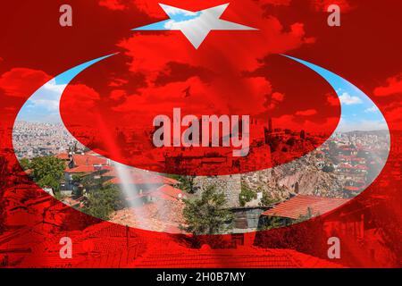 Stadtbild von Ankara mit der illustrativen Flagge der Türkei darüber Stockfoto