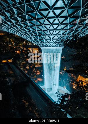 SINGAPUR, SINGAPUR - 22. Aug 2019: Eine vertikale Aufnahme des berühmten Wasserfalls des Jewel Changi Airport in Singapur Stockfoto