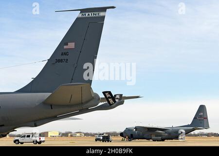 Ein KC-135 Stratotanker, der vom 101st Air Betanking Wing, der Maine Air National Guard, geflogen wird, und ein C-130 Hercules, der vom 165th Airlift Wing geflogen wird, bereiten sich die Georgia Air National Guard auf den Start vor, nachdem sie Angehörige der Nationalgarde nach Washington DC transportiert haben. Soldaten der Nationalgarde und Luftwaffe aus mehreren Bundesstaaten sind nach Washington gereist, um die Bundes- und Bezirksbehörden im Vorderen der 59. Amtseinführung des Präsidenten zu unterstützen. US Air Stockfoto