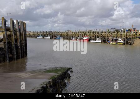 Fischerboote vertäuten Roggen im Osten von sussex england Stockfoto