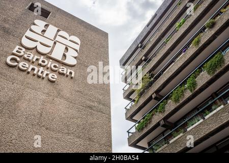 The Barbican Centre, London. Die ikonische brutalistische Betonarchitektur des innerstädtischen Anwesens und des bedeutenden Zentrums für darstellende Kunst. Stockfoto