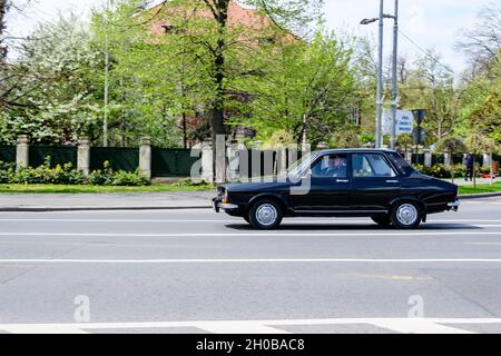 Bukarest, Rumänien, 24. April 2021 Alter schwarzer Retro-rumänischer Dacia 1300-Klassiker im Verkehr auf einer Straße an einem sonnigen Frühlingstag Stockfoto