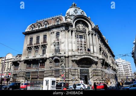 Bukarest, Rumänien - 5. Juni 2021: Alte Gebäude im historischen Zentrum an einem sonnigen Sommertag Stockfoto