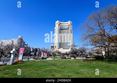 Bukarest, Rumänien - 27. März 2021: Hohes Gebäude des InterContinental Hotels in der Nähe des Universitätsplatzes (Piata Universitatii) an einem sonnigen Frühlingstag Stockfoto