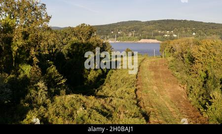 Schöner Blick auf eine Landschaft, die unter dem blauen Himmel glänzt Stockfoto