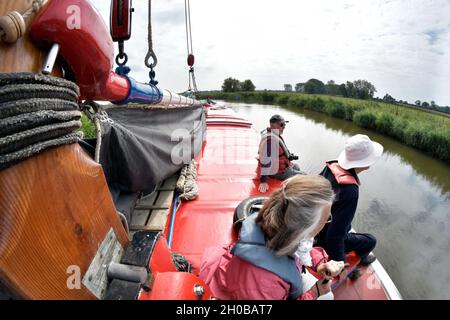 Gruppe von Menschen, die auf dem Wherry albion Ludham norfolk england reiten Stockfoto