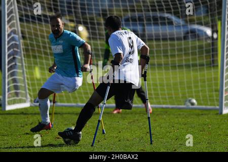 09. Oktober 2021, Niedersachsen, Vordorf: Fußball: Amputierte Fußball-Bundesliga, SG Nord-Ost - Anpfiff Hoffenheim auf dem Sportplatz des TSV Vordorf. Madjed sagte (r) von SG Nord-Ost spielt gegen Rosario di Rocco von Anpfiff Hoffenheim. Foto: Swen Pförtner/dpa Stockfoto