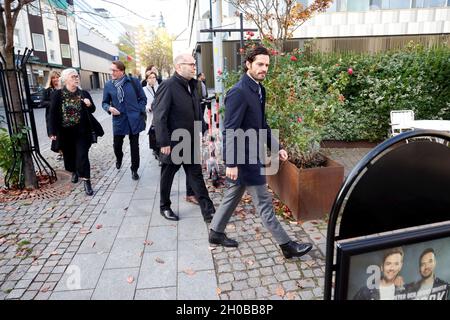 Prinz Carl Philip und Kreisgouverneur Carl Fredrik Graf gingen am 12. Oktober 2021 zur Stadtmission in Linkoping, Schweden. Der Prinz ist auf einem eintägigen Besuch in Ostergotland. Foto: Stefan Jerrevang / TT-Code 60160 Stockfoto