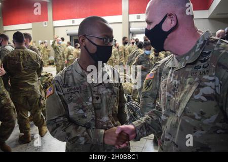 Der Spezialist David Okawe wurde letztes Wochenende im Rahmen einer Kampfzeremonie in Fort Stewart im Rahmen der 48th Infantry Brigade Combat Team der Georgia Army National Guard begrüßt. An diesem Wochenende bereiten er und seine Mitbürger-Soldaten des Kampfteams der 48th Infantry Brigade sich auf die Unterstützung von Sicherheitsmissionen in Washington D.C. vor.Brigadegeneral Dwayne Wilson, Kommandeur der Ga. ARNG, sprach mit Okawe und anderen Soldaten des 3rd Bataillon 121st Infantry Regiment Jan. 17, 2021 Uhr im Atlanta Readiness Center Stockfoto