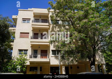 27 Rupin Ecke 7 Hakerem wurde 1935 von Menashe Azouri Caruch und Ezra Yosef Khoury Bauhaus Architecture in Tel Aviv White City erbaut. Das weiße C Stockfoto