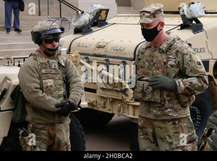 Der Befehlshaber der Nationalgarde der Georgia Army spricht am 17. Januar 2021 mit dem 170. Militärpolizeibataillon in Decatur einen Soldaten über Karrieremöglichkeiten im Georgia State Capitol in Atlanta, Georgia, an. Die Militärpolizisten unterstützen Strafverfolgungsbehörden beim Schutz der Hauptstadt, nachdem sich die Ereignisse am 6. Januar 2021 im Kapitolgebäude der D.C ereignen hatten. Stockfoto