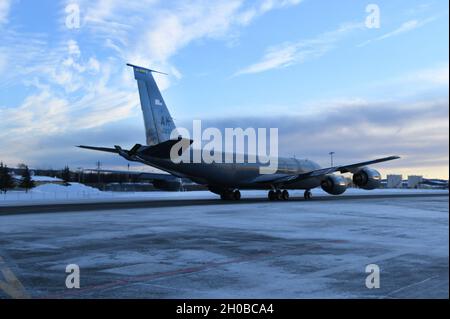 Der 168. Flügel der Alaska Air National Guard erleichterte den Transport von mehr als 80 Mitgliedern der Alaska National Guard nach Washington D.C., wo Guardisten lokale und föderale Strafverfolgungsbehörden bei der 59. Amtseinführung des Präsidenten unterstützen werden. Der Transport von Luftmännern und Hilfsgütern ist Teil einer historischen landesweiten Mission, die mehr als 25,000 Soldaten nach Washington D.C. bringt.Nationale Garde Luftmänner und Soldaten aus allen Bundesstaaten und Territorien werden die Nationalgarde des Distrikts von Columbia erweitern, um Massenverwaltung, Verkehrskontrolle, Kommunikation, Logistik, medizinische Versorgung, Und öffentliche Affa Stockfoto