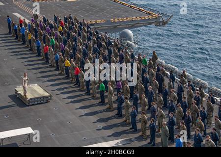 210117-M-PQ459-1137 INDISCHER OZEAN (JAN 17, 2021) – U.S. Marine Corp. Maj. Richard D. Thresher, ranghoher Kommandoführer des U.S. Africa Command, spricht mit der 15. Marine Expeditionary Unit und Matrosen, die dem amphibischen Angriffsschiff USS Makin Island (LHD 8) zugewiesen wurden, während einer Preisverleihung auf dem Flugdeck des Schiffes mit den Marineinfanteristen. Die Makin Island Amphibious Ready Group und die 15. MEU führen Operationen im Zuständigkeitsbereich der 6. US-Flotte durch. Stockfoto