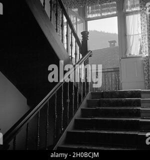 Blick in ein altes hölzernes Treppenhaus eines Hauses in Triberg im Schwarzwald, Deutschland 1930er Jahre. Blick in eine alte Holztreppe in einem Haus in Triberg im Schwarzwald, Deutschland der 1930er Jahre. Stockfoto