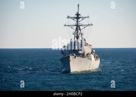 210117-N-QD512-1104 ATLANTIK (JAN 17, 2020) der Arleigh-Burke-Klasse-Lenkraketen-Zerstörer USS Laboon (DDG 58) dampft hinter dem Arleigh-Burke-Klasse-Lenkraketen-Zerstörer USS Mitscher (DDG 57). Mitscher ist derzeit im Atlantischen Ozean und führt Operationen als Teil der Dwight D. Eisenhower Carrier Strike Group durch. Stockfoto