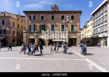 Platz Der Republik, Menschen, Jesi, Marken, Italien, Europa Stockfoto