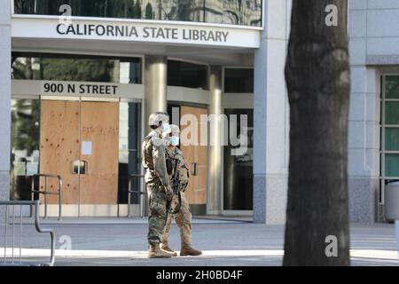 California Army National Guardsmen von Delta Company, 1. Bataillon, 184th Infantry Regiment, 79th Infantry Brigade Combat Team, positionieren sich vor der California State Library in der Nähe des State Capitol am 18. Januar 2021 in Sacramento, Kalifornien. CAL Guardsmen sind in mehreren Bundes- und Landesgebäuden im ganzen Staat in Kraft, während die Amtseinführung des Präsidenten ansteht. Stockfoto