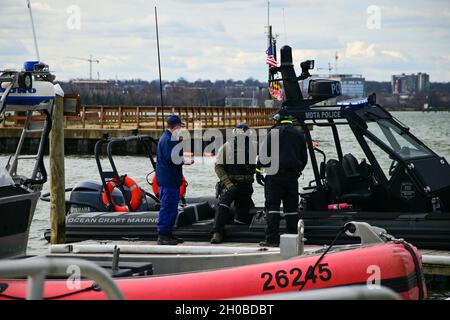 LT. Brian Hillman, der Leiter der Operations Section der Coast Guard Enhanced Mobile Incident Command Post, spricht mit Beamten der Maryland Transportation Authority Police auf der Joint Base Anacostia-Bolling, Washington, am 18. Januar 2021, vor der Amtseinführung des Präsidenten 2021. Am 24. September 2018 bezeichnete das Ministerium für Heimatsicherheit die Amtseinführung des Präsidenten als ein wiederkehrendes nationales Sondersicherheitsereignis. Ereignisse können als NSSE bezeichnet werden, wenn sie den vollen Schutz, das Vorfallsmanagement und die Terrorismusbekämpfung der Bundesregierung gewährleisten. Stockfoto